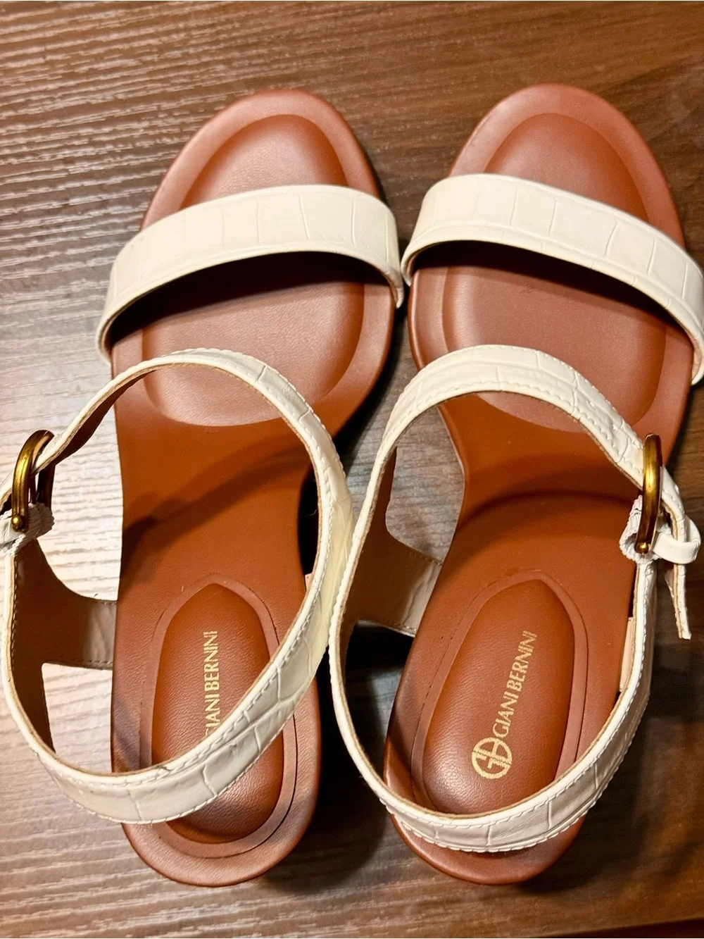 Giani Bernini White Croc-Embossed Block Heel Sandal with Gold Buckle size 8,